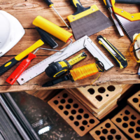 reparaciones-hogar-herramientas-construccion-ladrillos-vista-superior-casco_154092-12351