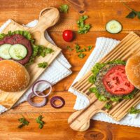 vista-superior-sabrosa-comida-tabla-cortar_23-2148287542_imgupscaler.ai_Desenfocar Pro_2K (1)